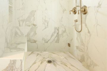 łazienka carrara bianco